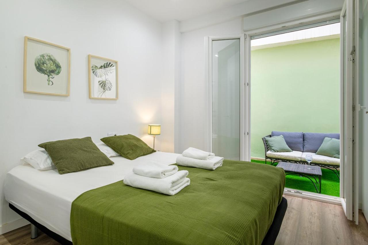 With Fluffy Beds & Private Patio Appartement
